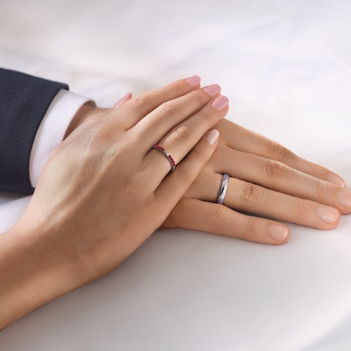 Obrączki The Journey: białe złoto, rubin, półokrągłe, 2 mm i 3 mm